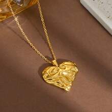 1件时尚钛钢小饰品，法式风格心形吊坠项链，钛钢镀18K金锁骨链，ins风项链，情人节礼物