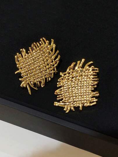 一对优雅几何不对称菱形编织铜质金属耳钉，独特设计，适合女性日常、休闲、度假、派对佩戴（编织边缘随机分布）