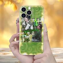 Collage de estética verde con dos personas y varios juguetes. Esta elegante funda es compatible con los modelos  16, 15, 14 Pro Max, 13, 12, 11, XR y XS Plus. Fabricada en silicona TPU, ofrece protección contra golpes y caídas, además de una sensación superior. Es un regalo ideal para familiares, amigos y seres queridos, y una opción perfecta para Navidad. - transparente - Ver 1