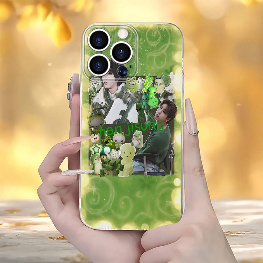 Collage de estética verde con dos personas y varios juguetes. Esta elegante funda es compatible con los modelos 16, 15, 14 Pro Max, 13, 12, 11, XR y XS Plus. Fabricada en silicona TPU, ofrece protección contra golpes y caídas, además de una sensación superior. Es un regalo ideal para familiares, amigos y seres queridos, y una opción perfecta para Navidad. - transparente - Ver 1