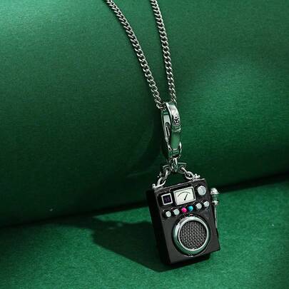 1件独特的3D黑色唱歌机吊坠项链，手工绘制麦克风和蝴蝶装饰，适合女性日常佩戴