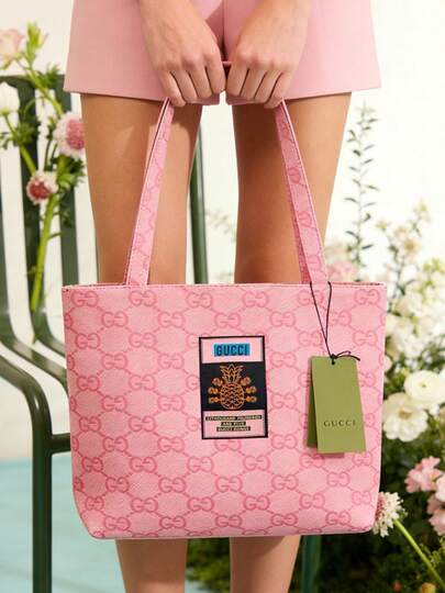  1 st. Gucci canvas-tygväska i Y2K-stil, storlek 35 cm * 38 cm, finns i mjukt rosa, grått eller denimblått. Denna canvasväska är designad för millennials estetiska preferenser och blandar enkelt strandkänsla, daglig pendling, gatumode och den söta charmen hos Y2K-it-girls - perfekt för vardagsbruk, arbete, dejter eller avslappnade sammankomster.