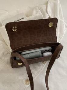 Neue retro-chic Wildleder Umhängetasche für die Herbst/Winter Saison 2025. Mit Metallschnallen, Klappe zum Verschließen und einem leichten, minimalistischen Design. Diese einfarbige, weiche Tasche ist perfekt für den täglichen Freizeitgebrauch, den Arbeitsweg, den Büroalltag und den Studentengebrauch von Frauen. - Kaffeebraun - Übersicht 6