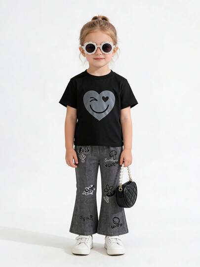 Bộ đồ 2 món thời trang và dễ thương cho bé gái, gồm 1 áo in hình trái tim và 1 quần jeans ống loe in hoa, được làm từ chất liệu mềm mại và thoải mái như denim, kiểu dáng thường ngày và phù hợp cho kỳ nghỉ, thích hợp cho các hoạt động ngoài trời mùa xuân, hè, thu, đi dạo phố, đi học, đạp xe, dự tiệc. Món quà lý tưởng cho ngày Valentine.