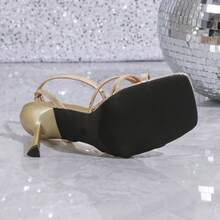 Sandálias femininas elegantes, confortáveis, de bico fino, com tira no tornozelo e acabamento brilhante, salto alto minimalista. Ideais para festas, banquetes, férias, baladas e muito mais. Estilo stiletto versátil. - Ouro - Ver 2