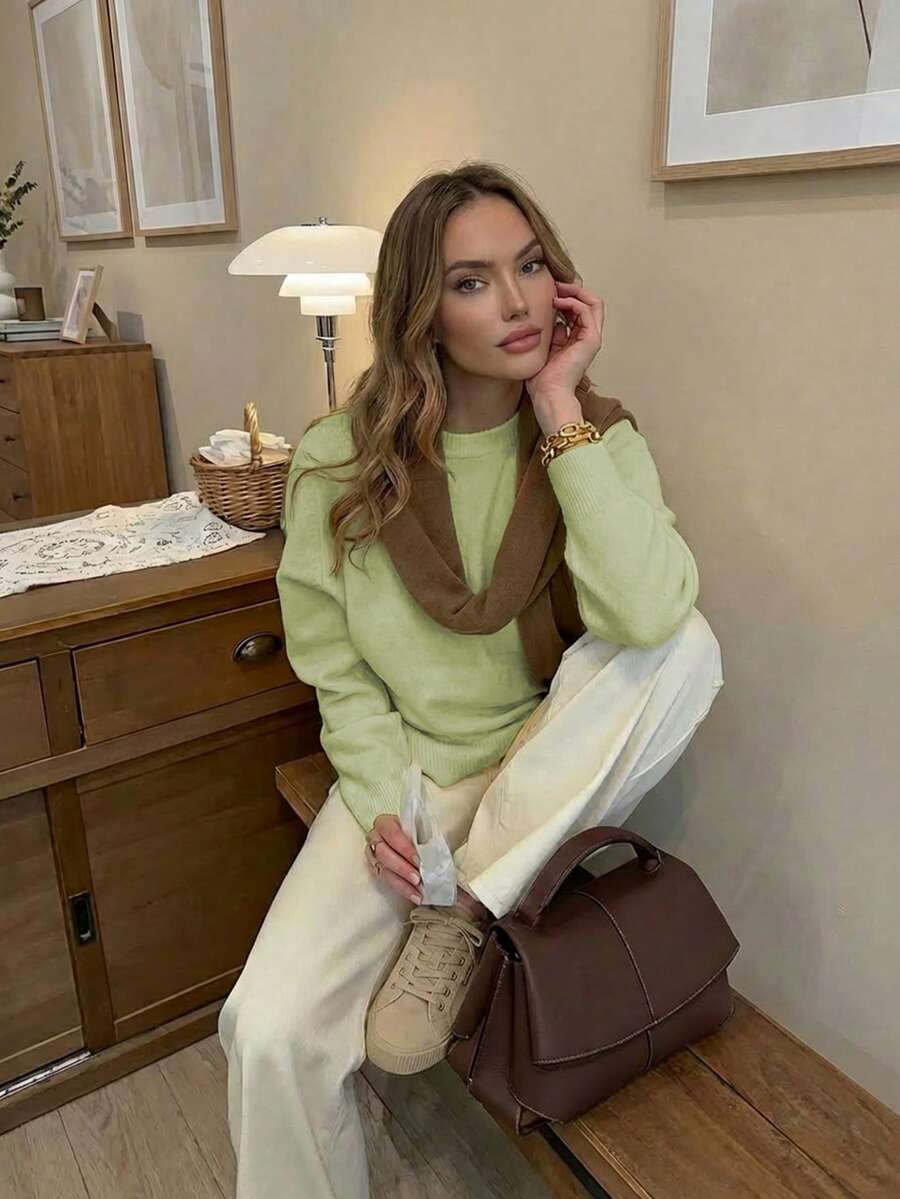 Áo len LUBI màu trơn tối giản, tay dài, cổ tròn, vai rớt, dáng hơi rộng, chất liệu vải dệt kim mềm mại, màu vàng nhạt và hồng, kiểu dáng thoải mái, phù hợp cho mùa xuân/thu, đi làm, hoặc đi uống trà chiều. - màu xanh lá - Xem 1