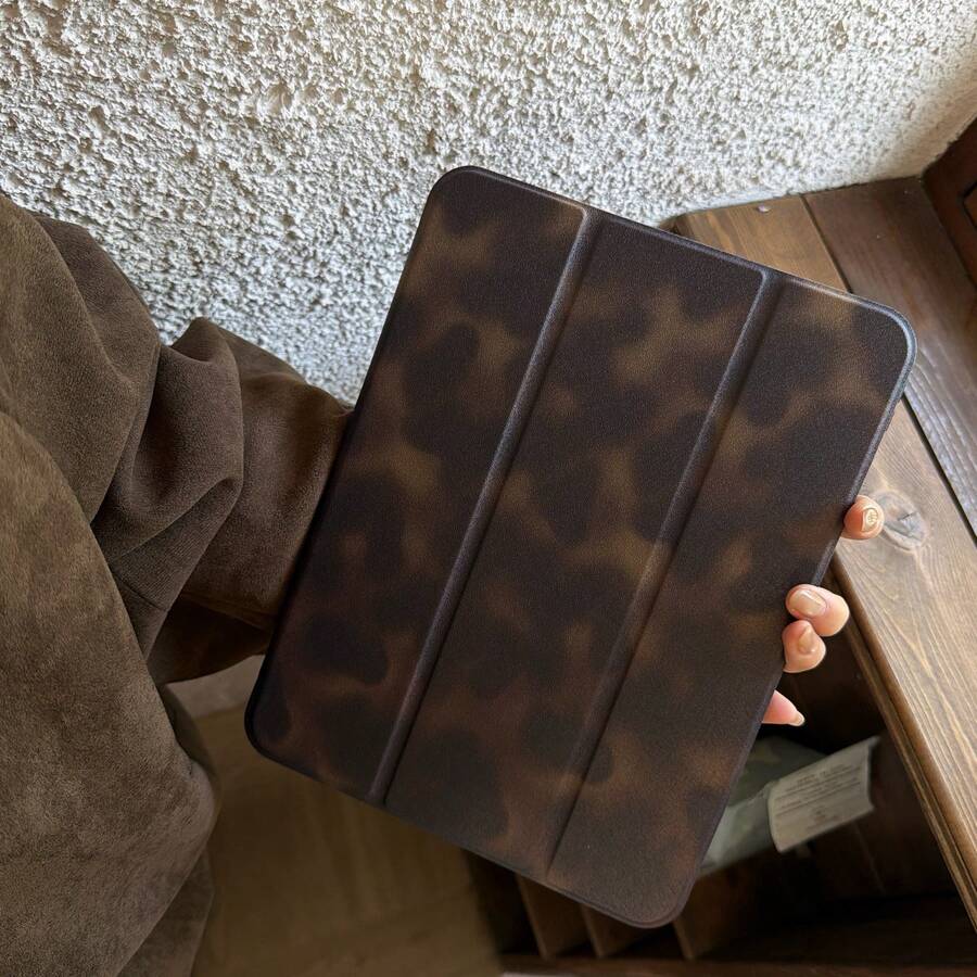 Estuche protector plegable de color ámbar vintage y lindo compatible con iPad de 11.a generación, tabletas, nuevo modelo 2025 de 10.a generación Air 7/6 con ranura para lápiz, estuche protector antidoblado de 11 pulgadas para tabletas para mujeres/hombres. Debido a las diferencias de iluminación y pantalla, puede haber ligeras variaciones de color entre el producto real y la imagen.