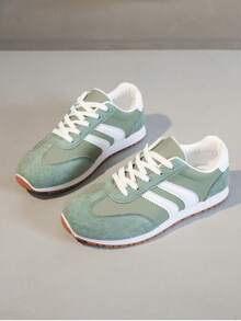 2026新款女童平底休闲舒适运动鞋，适合日常户外运动和休闲穿着