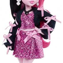 Mattel Monster High 娃娃，德古拉萝拉，身穿粉色蝴蝶结连衣裙和黑色开衫，配有宠物蝙蝠“Count Fabulous”，以及7件配件，包括拉面、口红和手提包。 - Draculaura - 查看 4