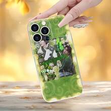 Collage de estética verde con dos personas y varios juguetes. Esta elegante funda es compatible con los modelos  16, 15, 14 Pro Max, 13, 12, 11, XR y XS Plus. Fabricada en silicona TPU, ofrece protección contra golpes y caídas, además de una sensación superior. Es un regalo ideal para familiares, amigos y seres queridos, y una opción perfecta para Navidad. - transparente - Ver 5