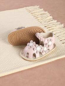 一双女婴鞋，采用魔术贴搭扣设计，可爱的碎花平底凉鞋，适合夏季穿着。 - 粉色 - 查看 2