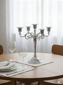 一套五臂螺旋纹烛台。金属材质，造型完整。整体设计体现欧式轻奢美学；底座和烛杯边缘饰有精致的雕刻图案，烛臂则采用卷曲的螺旋纹样。 - 彩色 - 查看 4