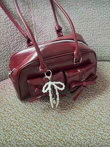 新款蝴蝶结单肩腋下包，女士圣诞手提包/枕形包/保龄球包/时尚通勤包，纯酒红色。这款保龄球包风格的钱包配有多个实用口袋、顺滑的金属拉链和双提手，可肩背或手提。 - 酒紅色 - 查看 5