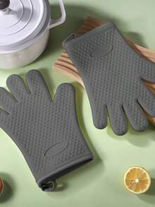 One Silicone Heat-Resistant Glove (Not A Pair), Featuring A Non-Slip Texture And Convenient Hanging Loop, Thickened Heat-Resistant Design For Effective Burn Prevention, Suitable For Various High-Temperature Scenarios Such As Baking, Grilling, Frying, And Microwave Cooking, Fits The Hand Shape, Is Easy To Clean And Heat-Resistant, Making It A Practical Choice For Home Kitchens, Baking Enthusiasts And Restaurant Chefs. - Multicolor - View 7