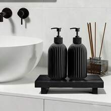 500毫升黑白条纹皂液瓶，可重复灌装洗发水、护发素、洗手液和洗洁精，16盎司皂液和洗洁精套装带支架（壁挂式），适用于浴室、卧室、办公室、厨房水槽、旅行、洗衣房、沙龙、酒店、餐厅、水疗中心等。