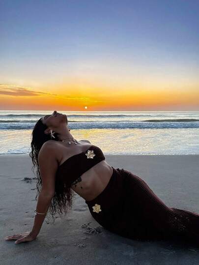 MORI 2026 Spring/Summer New Bohemian Style Women's 2-Piece Set, Includes Strapless Cropped Knit Top In Burgundy And Pencil Skirt Or Maxi Skirt, Featuring Heavy Metal Flower Buttons, American Bombshell Style, Gentle And Elegant, Suitable For Dates, Beach Vacations, Seaside Walks