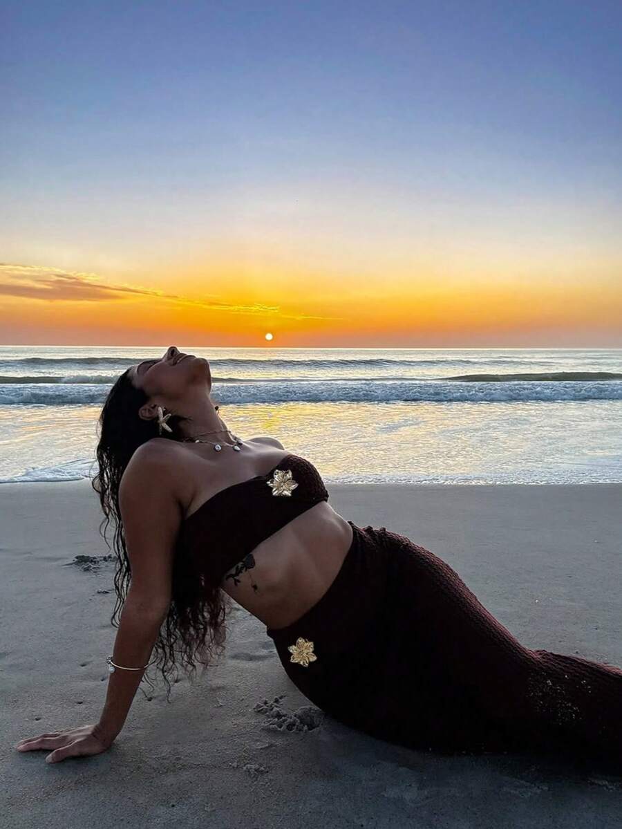 MORI 2026春夏新款波西米亚风女装两件套，包含一件酒红色无肩带短款针织上衣和一条铅笔裙或长裙，饰有重金属花朵纽扣，展现美式性感魅力，温柔优雅，适合约会、海滩度假、海边漫步等场合。 - 酒紅色 - 查看 1