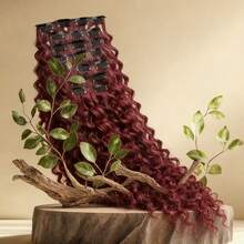 长发烫卷，并挑染了彩色发丝。用发夹固定发束，增加发量并拉长头发。适合女性在各种场合佩戴。