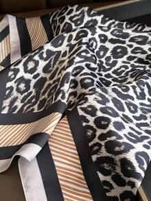 1 pezzo Foulard vintage con stampa leopardata e colore a contrasto, scialle leggero di protezione solare per donna, sciarpa quadrata in finta seta da 68cm, adatto per spiaggia, uso quotidiano, vacanza, decorazione di borse di moda - FG155-2 Bordo grigio - Visualizzare 4