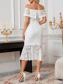 Vestido casual elegante branco com ombros à mostra, em malha com aplicações de renda, frente aberta, barra com babados, modelagem justa, ideal para encontros à noite, férias, uso em casa e todas as estações do ano. - Branco - Ver 3