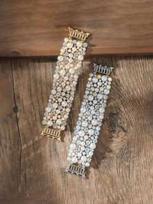 1条银色珍珠钻石弹性表带，时尚独特，男女通用，兼容38毫米至49毫米的苹果手表，是婚礼、度假、毕业典礼和开学季的完美礼物。