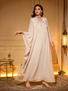 Đầm Abaya tay dài dáng cánh dơi thanh lịch, trang trí bằng hạt cườm và đá pha lê ở cổ áo khoét hình giọt nước, được làm từ vải dệt không co giãn, hoàn hảo cho những dịp đặc biệt mùa xuân. - Màu be - Xem 5