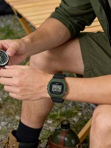 Đồng hồ kỹ thuật số Casio Unisex - Dây đeo chống nước, lịch, chức năng báo thức và bấm giờ. Đồng hồ vuông kiểu dáng retro dành cho học sinh. Chất liệu cao su. Phong cách thể thao thời trang. Thích hợp để đeo hàng ngày. Quà tặng năm mới, Giáng sinh. - Xanh lá cây và đen - Xem 4