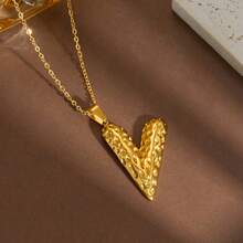 1件时尚钛钢小饰品，法式风格心形吊坠项链，钛钢镀18K金锁骨链，ins风项链，情人节礼物