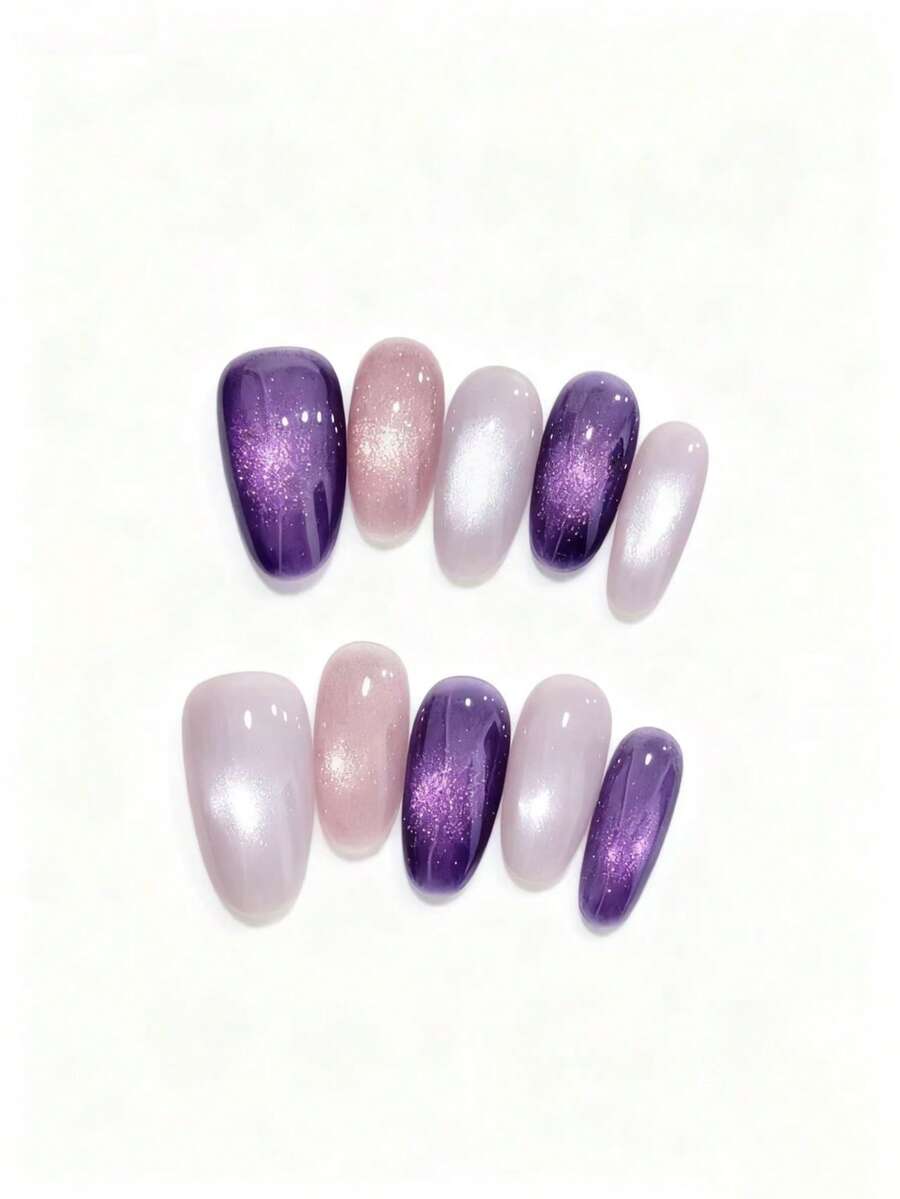 10片装，名为“仲夏夜”——一款充满夏日夜晚魔幻气息的设计。深邃的星光紫（点缀着如同夜空闪烁的微闪粉）与柔和的腮红粉（隐约透着暮色）和虹彩薰衣草紫（宛如月光下的薄雾）完美融合。闪亮的光泽为每一根指甲都披上了仲夏夜般温暖浪漫的梦幻气息，是喜爱空灵优雅美甲造型人士的理想之选。美甲用品 - 彩色 - 查看 1