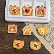 6/12 piezas Colgante de resina con diseño de comida de dibujos animados y lindos, como tostada de oso, tostada con diseño de corazón de mermelada - Adecuado para hacer joyas DIY, aretes, collares, llaveros, decoración y accesorios, mezcla aleatoria: tostada con crema y fresa, tostada con expresión de oso, pudín con corazón, tostada de oso, tostada con pata de gato, tostada con chispas de chocolate y crema - Colgante de tostada de dibujos animados - Ver 5