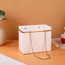 1个圆形纯色小桶，搭配场景花卉，可用于花卉艺术DIY包装、空盒、礼品包装盒、节日装饰等。