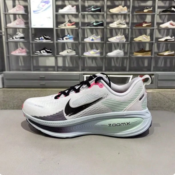 Nike 男鞋VOMERO 18緩震迴彈公路跑步鞋