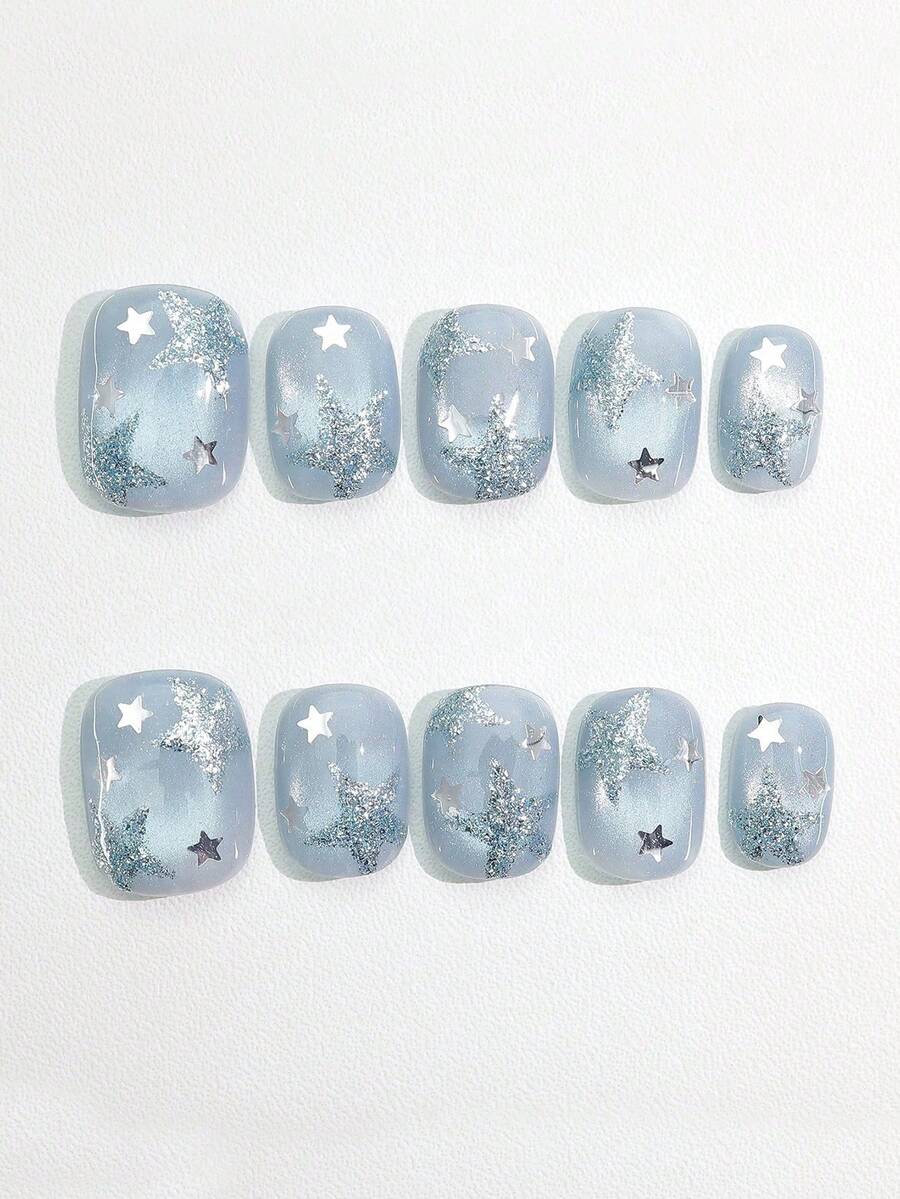 10片纯手工制作的按压式美甲贴片，短款椭圆形，以蓝色猫眼图案为底，点缀着闪亮的星星和亮片，呈现出梦幻、透明而活泼的外观。温柔优雅的可爱美甲贴片，适合女士和女孩在春夏秋冬的各种节日、派对和日常生活中使用。 - 淺藍色 - 查看 1