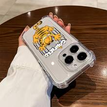 El gato , feliz y escarbando. Esta elegante funda es compatible con iPhone 17, 16, 15, 14 Pro Max, 13, 12, 11, XR y XS Plus. Fabricada en TPU flexible, resistente a golpes y arañazos, ofrece una excelente protección contra caídas y un agarre cómodo. Es un regalo ideal para familiares, amigos y seres queridos, y una opción perfecta para festivales. - transparente - Ver 4