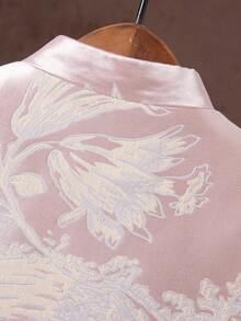 This Peacock-Themed, New Chinese-Style Stand-Up Collar Cardigan Vest Is Perfect For Spring And Summer. The Sleeveless, Pink Tang-Style Vest Is Elegant And Casual, And Can Be Layered Over A Shirt. It Features Side Slits And Is Suitable For Casual, Everyday, And Vacation Wear. - 粉紅色 - 查看 7