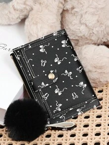 这款卡包饰有精致的绒球，黑色蝴蝶结爱心图案搭扣，时尚轻薄便携，可装现金、身份证、信用卡、零钱，是生日、周年纪念日、圣诞节、情人节等节日送给爱人、女士、女孩、青少年、大学生、学生、书包、学习用品包等的理想之选，也适合学校宿舍和返校季使用。 - 黑色 - 查看 11
