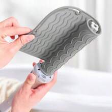 1件装美发造型工具隔热垫，通用尺寸，适用于直发器和卷发棒，耐热材质，方便收纳和旅行。这款隔热垫采用耐热硅胶材质，可有效保护您的美发造型工具，适用于餐厅、酒店等商业场所。