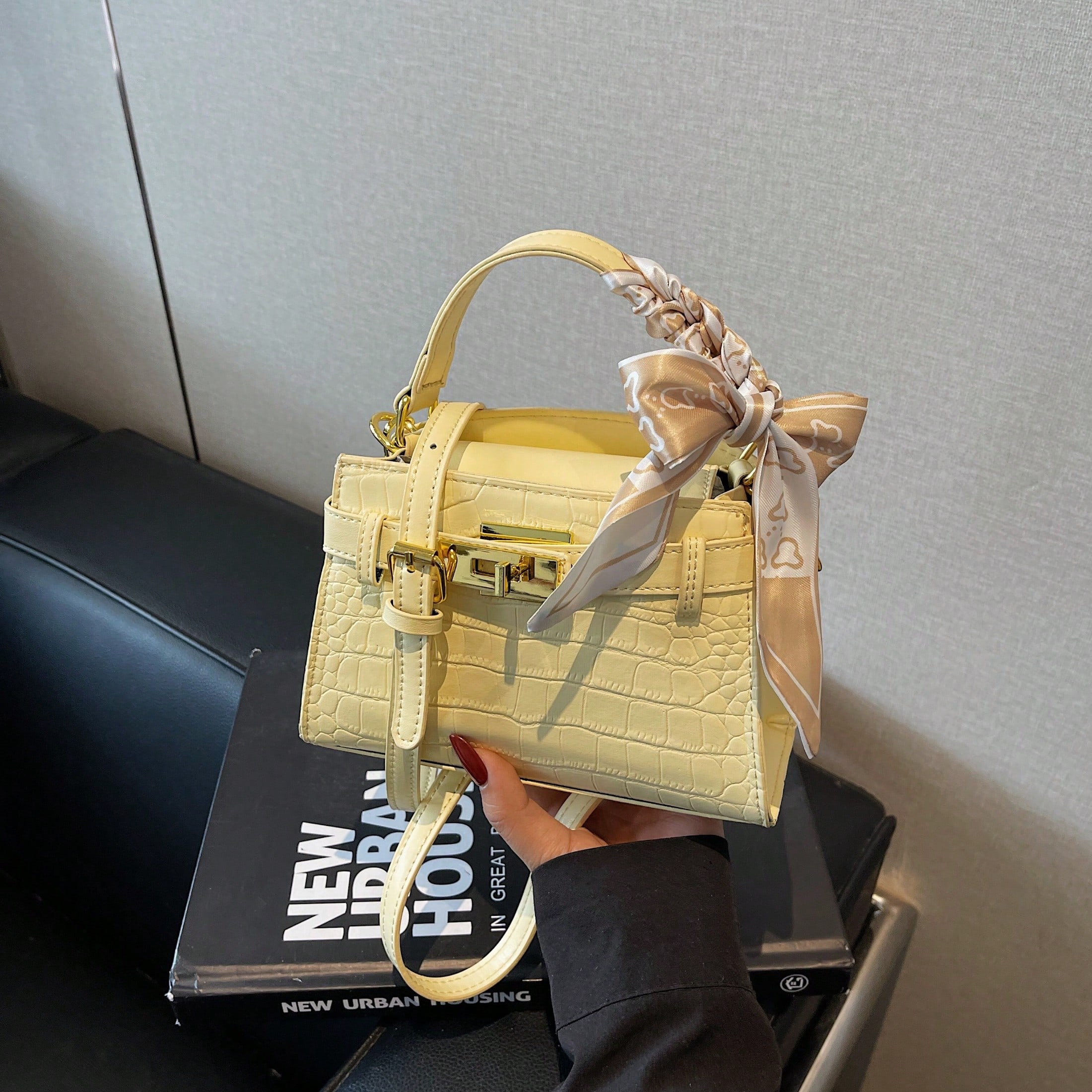 Bolso de hombro de mujer de estilo urbano versátil, con estampado de cocodrilo en tela única y elegante, con correa ajustable, adecuado para compras