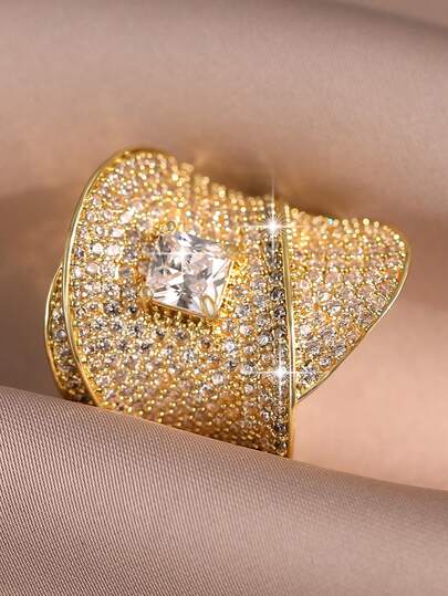 1枚华丽宽版立方氧化锆大戒指，适合女性佩戴，可用于婚礼、订婚、周年纪念、派对、情人节等场合，也可作为礼物送给妈妈、母亲、母亲节等。