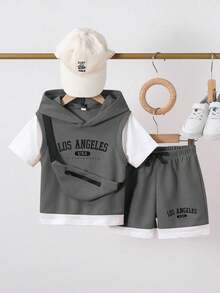 Conjunto de 2 peças para menino, composto por camiseta com capuz de manga curta e shorts com estampa de slogan e patchwork waffle, além de uma bolsa peitoral. Ideal para atividades ao ar livre no verão, passeios casuais, esportes e uso escolar diário. - Cinza escuro - Ver 1