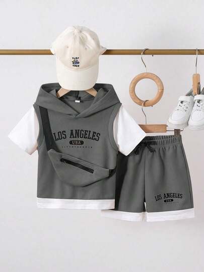 两件套男童休闲标语印花华夫格拼接短袖连帽T恤和短裤+胸包套装，适合夏季户外、休闲、运动、日常上学穿着