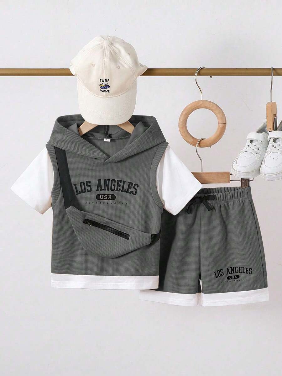 Conjunto de 2 peças para menino, composto por camiseta com capuz de manga curta e shorts com estampa de slogan e patchwork waffle, além de uma bolsa peitoral. Ideal para atividades ao ar livre no verão, passeios casuais, esportes e uso escolar diário. - Cinza escuro - Ver 1