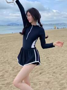 Bộ đồ bơi tối giản màu đen trắng, kiểu dáng kín đáo, tôn dáng, có đệm ngực và khóa kéo, 2 trong 1 gồm đồ bơi và quần short, thích hợp cho bơi lội và đạp xe. - Đen và trắng - Xem 2