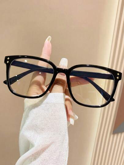 一副时尚方形透明镜片眼镜，适合办公、看电视、玩游戏、使用智能手机、装饰等场合。