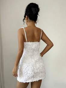 女士白色纯色吊带露背拉链A字迷你连衣裙，饰有花朵贴花，收腰设计，方领，性感优雅，适合约会、派对、新年、情人节、斋月派对等夏季场合。 - 白色 - 查看 4