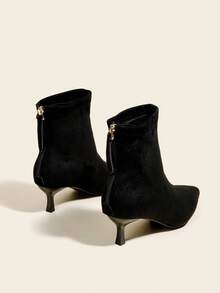 Giày bốt cổ ngắn màu đen dành cho nữ, gót cao 7cm, bốt ôm sát co giãn, thoải mái và thời trang với mũi nhọn. - màu đen - Xem 5