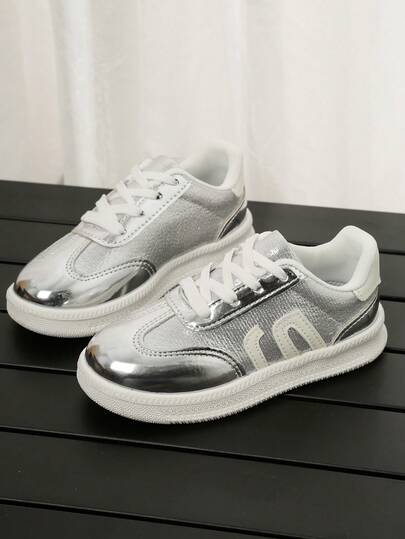 1 Pair Children's Casual Sneakers With Glitter Patchwork Design: Featuring A Beige White Base, With Silver Glitter Material On The Toe And Side Panels, Accented By Black Letter Decor And White Laces, With A White Rubber Sole. The Overall Style Is Sweet And Fashionable, Catering To Children's Outfit Needs. This Is A Low-Top Children's Casual/Skate Shoe Style, With A Slip-On + Lace-Up Design For Easy On And Off, Suitable For Girls' Daily Wear, Outings, And Parties.