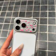 这款手机壳采用柔和可爱的元素，例如粉色蝴蝶结和樱桃，搭配图案贴纸，完美适配苹果 17 Pro/17 Pro Max 系列。这款摄像头保护壳适合日常使用，无论是在办公室还是在家中，都能有效保护您的手机。它防水防震，是日常办公和居家使用的理想之选。