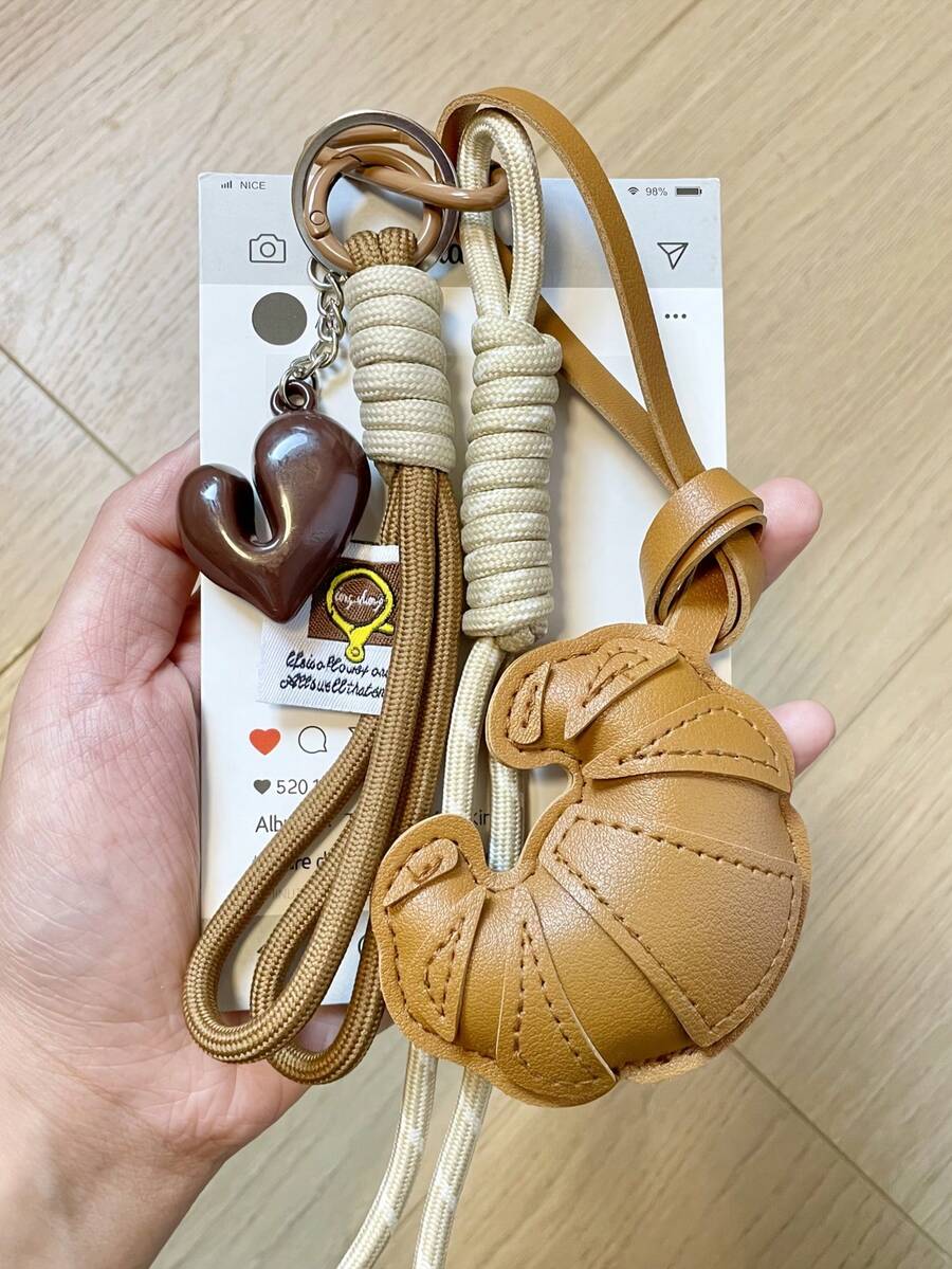 韓式棕色牛角紋理時尚包飾吊飾，編織繩包裝配件，高端精緻皮革牛角紋理包包鑰匙圈，創意極簡風包飾配件，女款夏季包飾吊飾，鑰匙吊飾，後背包裝飾，精緻後背包裝飾，錢包配件，包飾配件，錢包吊飾，錢包吊飾與鍊條，鑰匙圈手腕帶，鑰匙鏈手腕帶，女款夏季包飾包吊飾，度假必備，筆電包吊飾，便當包吊飾，行李箱/包飾配件/包吊飾