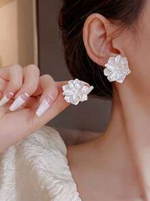This Minimalist And Fashionable Faux Pearl Woven Necklace, Paired With A Set Of White Floral Earrings, Exudes A Vintage Elegant And Sweet Vibe. It Is A Niche, Luxurious, High-End Jewelry Set Design, Suitable For Ladies To Wear At Weddings, Banquets, Parties And Daily Occasions, As Well As For Wearing On Holidays And Other Special Events. - White - View 3